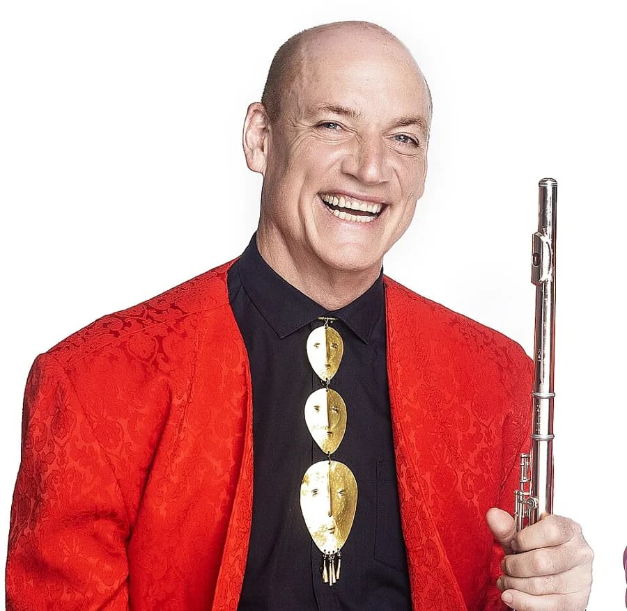 Portrait of Wouter Kellerman holding a flute.